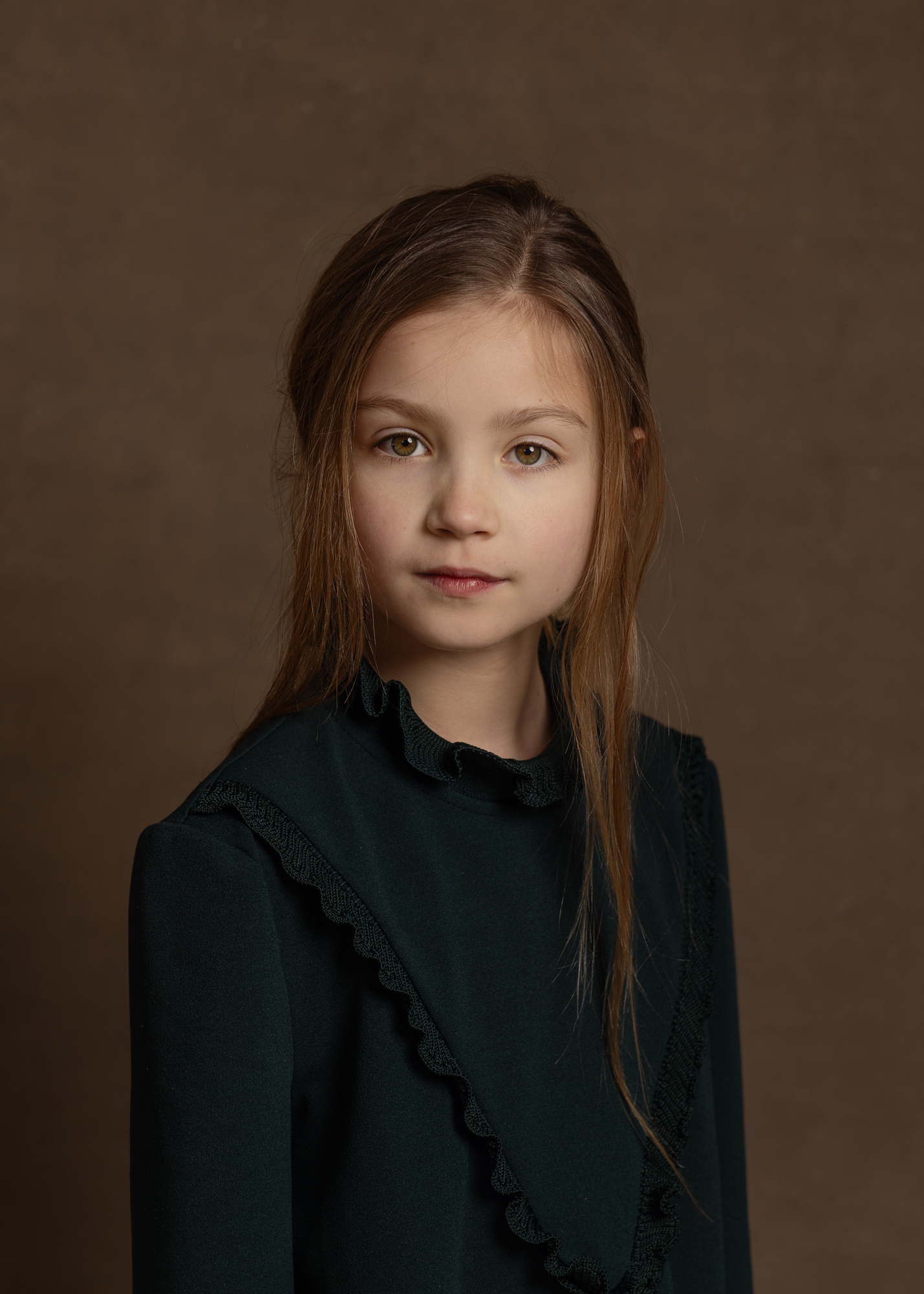 Portret klein kind in donkerblauwe trui