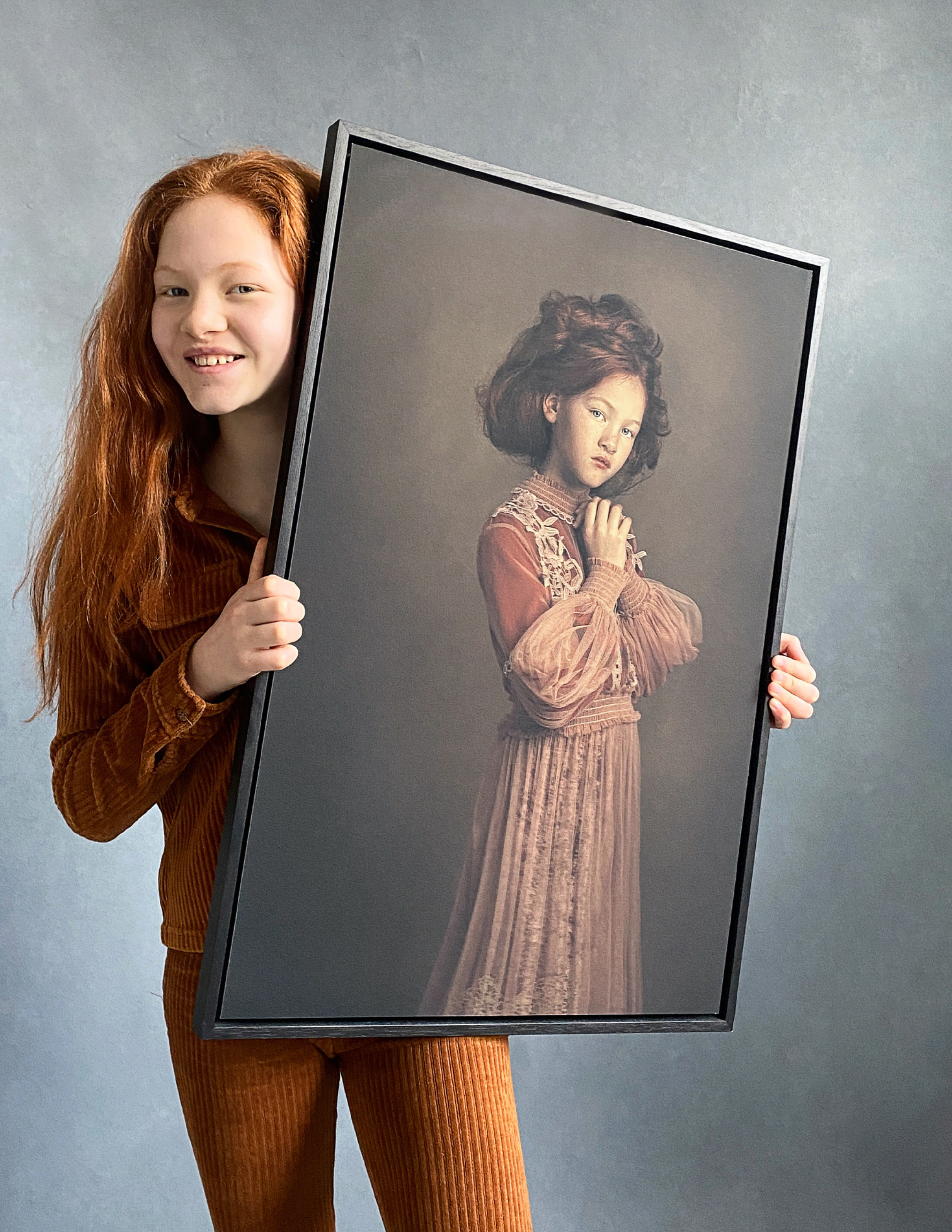 Meisje met ingelijst portret