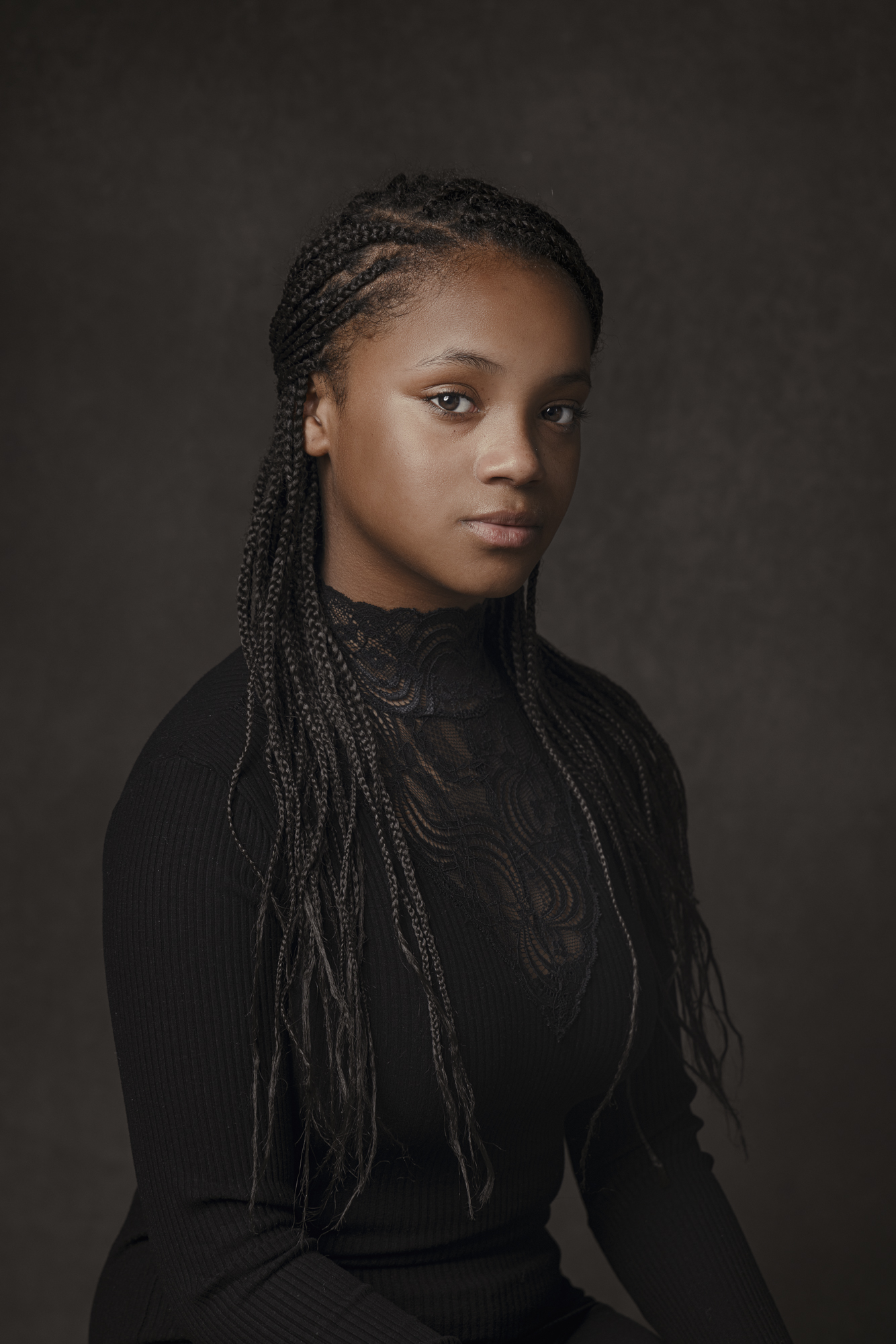 Donkere kleding op donkere achtergrond