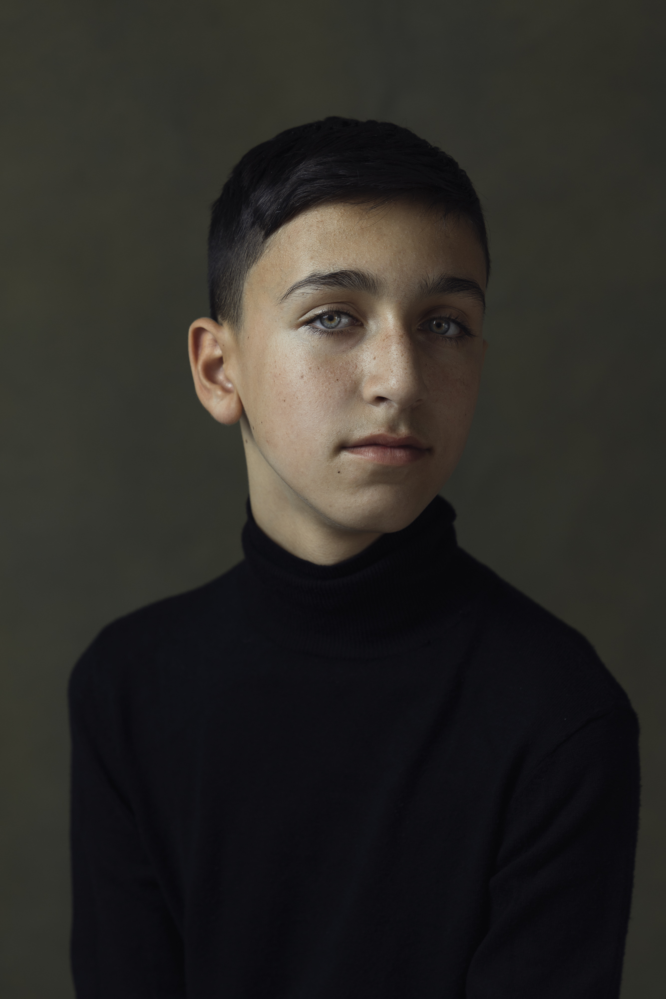 Portret jongen in donkere coltrui