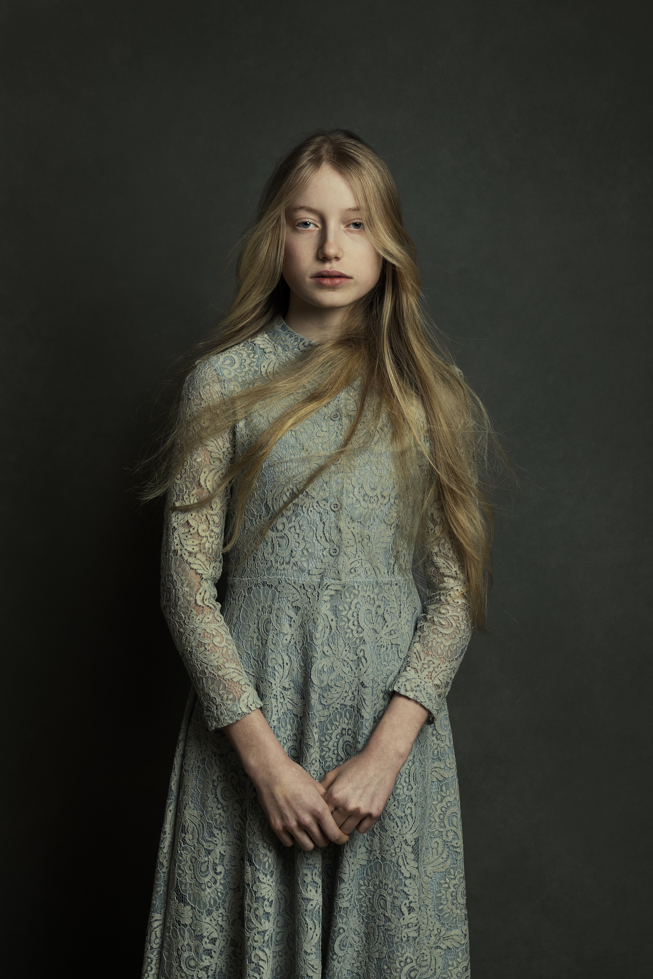 Portret meisje in lichtblauwe kanten jurk