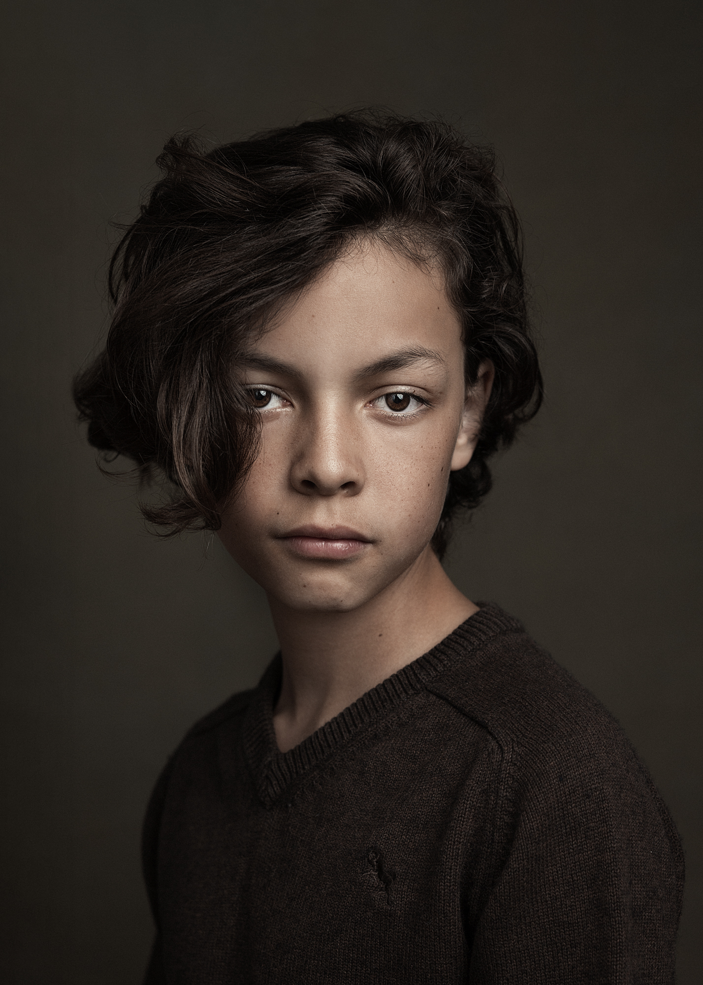 Portret met donkerbruine trui, simpel en aansluitend